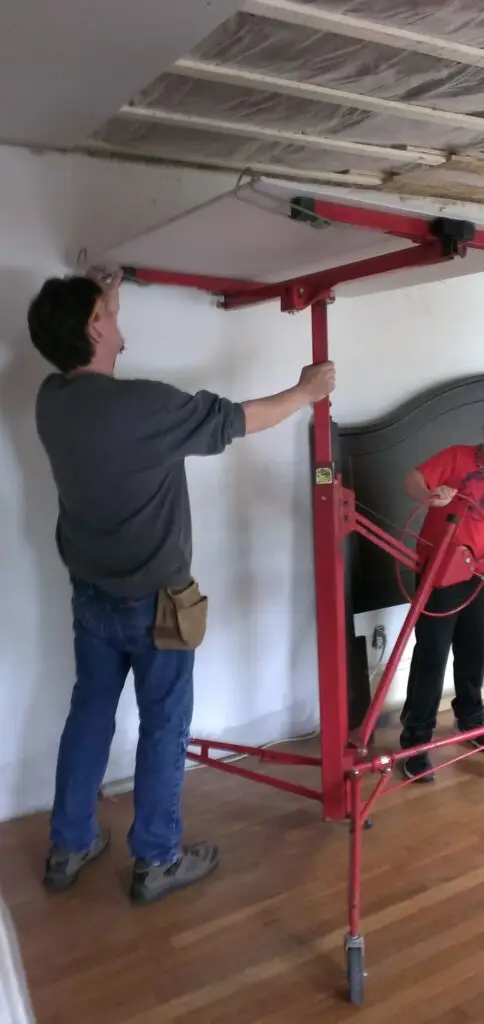 Putting up ceiling panels